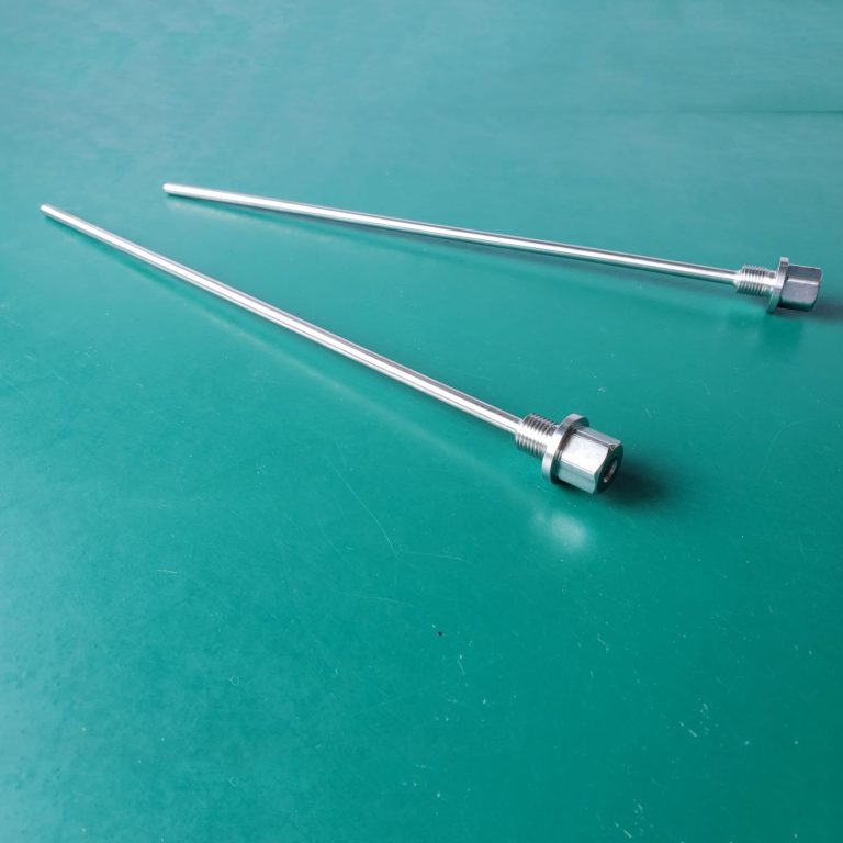 Stainless thermowell probe for screw mounting